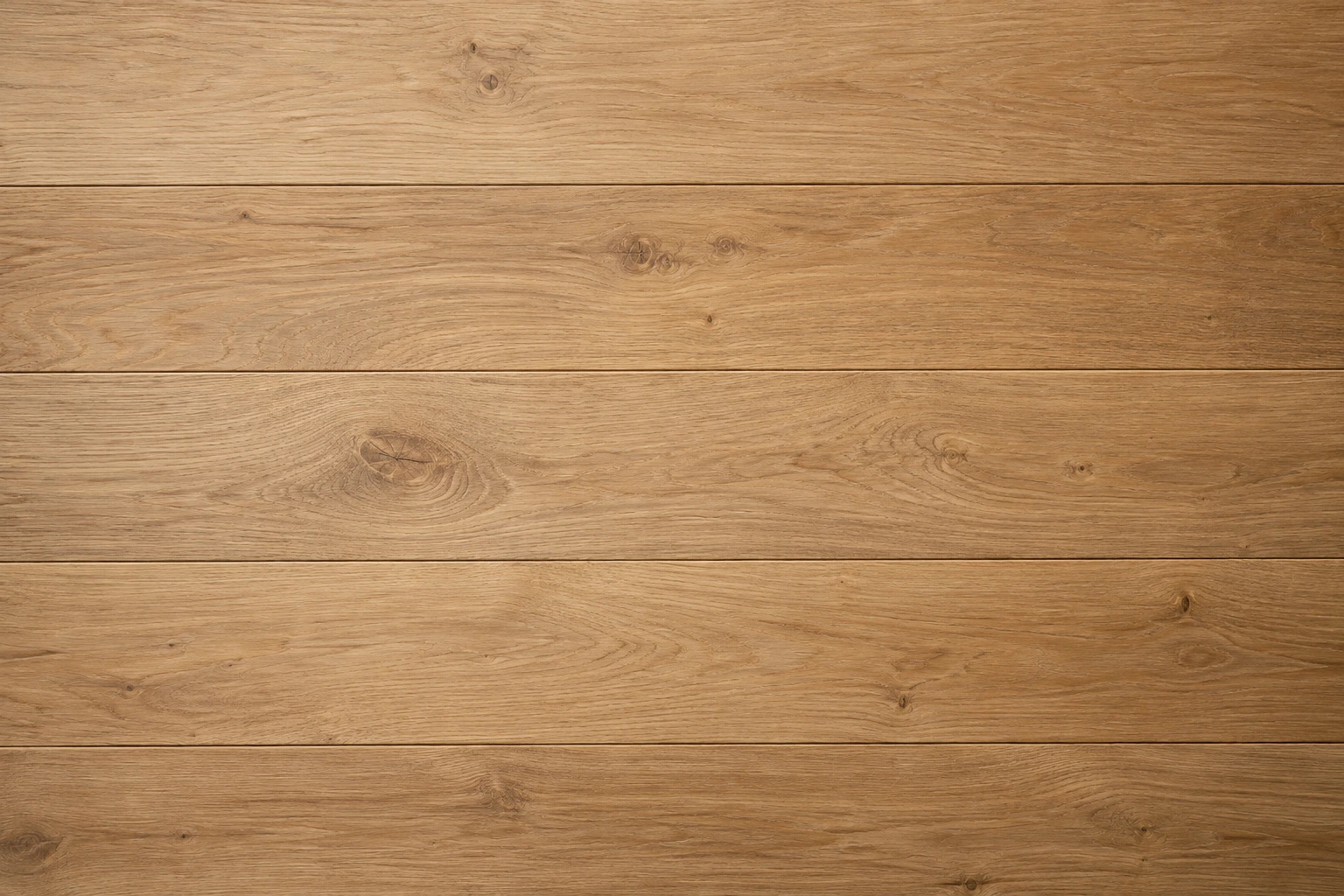 Holzwand aus horizontalen Eichendielen mit natürlicher Maserung