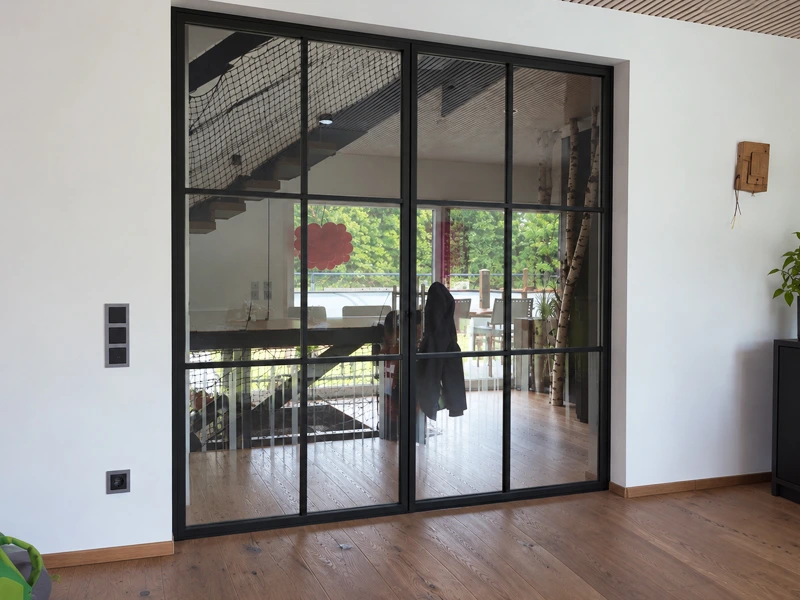 Loftelement aus schwarzem Stahl und Glas als heller Raumteiler in Passau