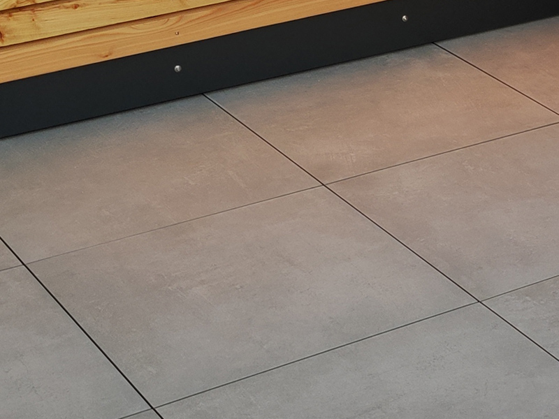 Detailaufnahme Verlegung Feinsteigzeugplatte 60 x 60 x 2 cm