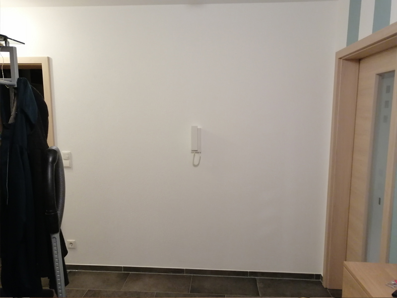 Verschlossene Türausparung mit nahtlosen Übergang