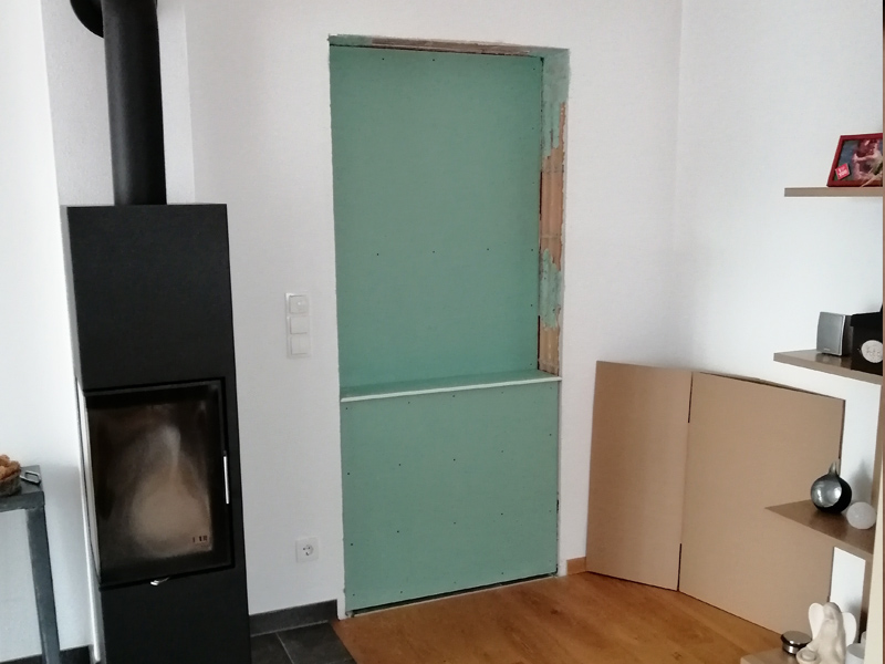 Montage der Trockenbauplatten mit Erstellung der Regalnische