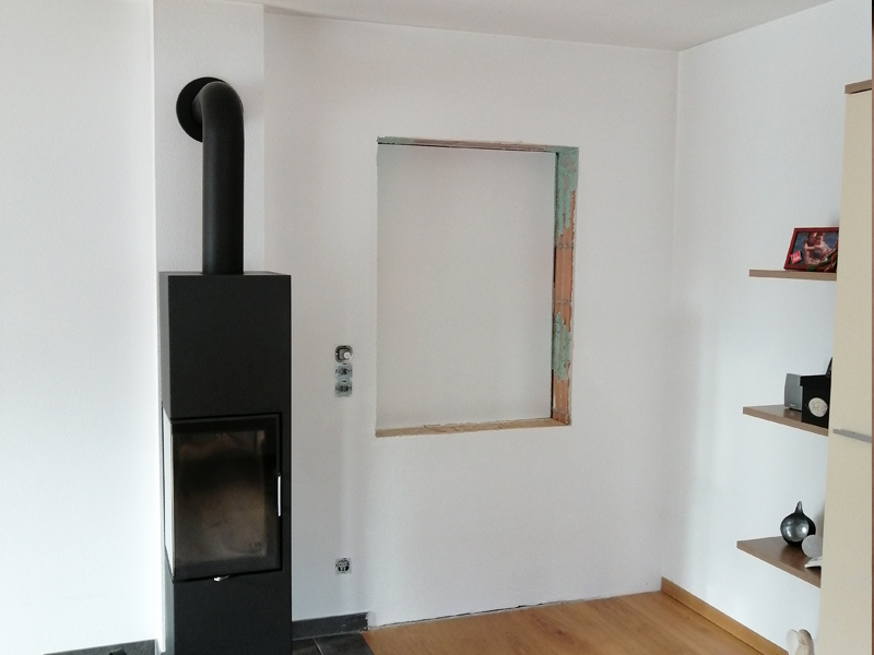 Fertig verschlossene Türaussparung mit Regalnische